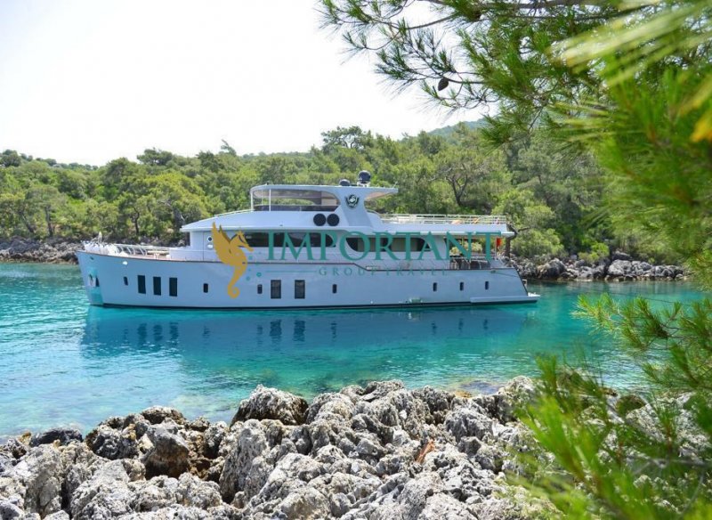 Göcek'te 4 kabinli 8 Kişilik Lüks Trawler Motoryat