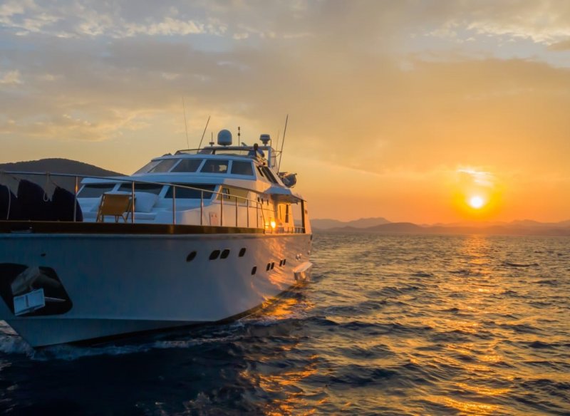 4 Cabins 24 Mt Motoryacht for 8 Pax