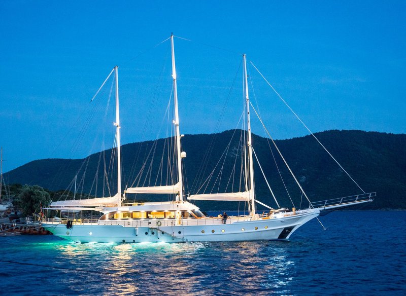 38 Mt Deluxe Gulet with 6 Cabins for 12 Persons in Bodrum